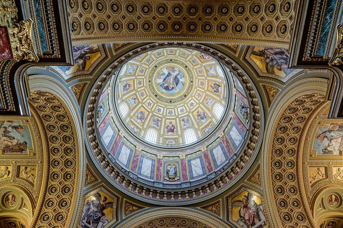 St Stephen's Basilica's centrale kuppel set nedefra, med en ring af vinduer, mosakpaneler og forgyldt kassettering på pendentiverne